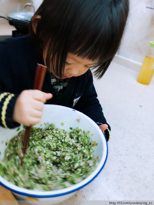 【小鱼美食】 绿色鲜香的蒜苗饺子 - 小鱼滋味 - 小鱼滋味