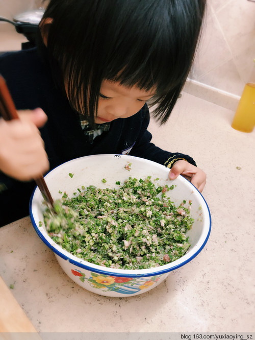 【小鱼美食】 绿色鲜香的蒜苗饺子 - 小鱼滋味 - 小鱼滋味